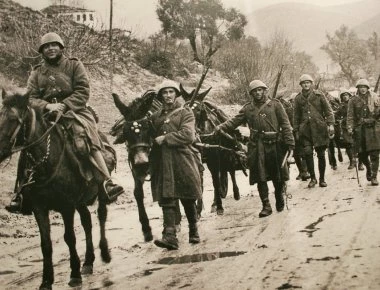 Η στολή και το όπλο του Έλληνα πολεμιστή του Β'ΠΠ (βίντεο)